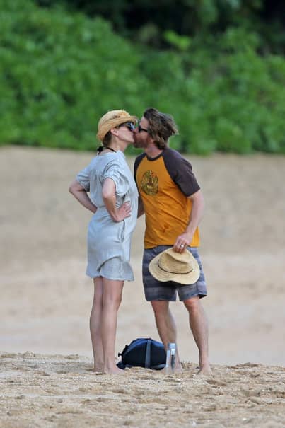 La cum arată, ar putea să joace şi mîine în „Pretty Woman 2”! Julia Roberts, sexy pe plajă la 48 de ani
