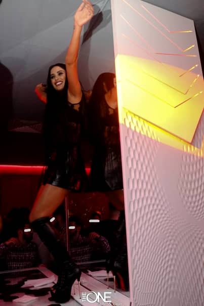 Daniela Crudu, show total într-un club din Bacău! Imagini demenţiale: s-a urcat pe boxe şi nu a mai ţinut cont de nimic!
