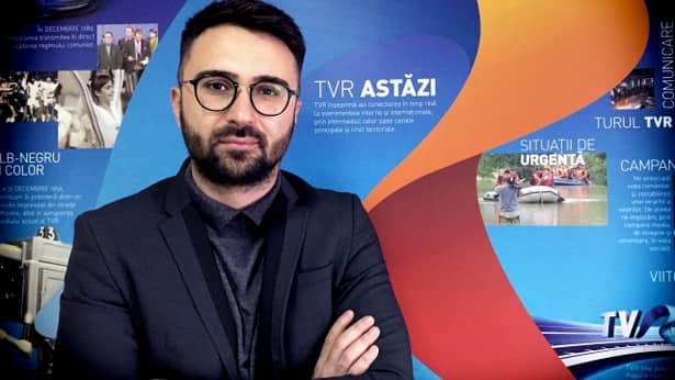 Ionuț Cristache, de la TVR, câștigă un salariu dublu față de șeful TVR. Cristache s-a fotografiat alături de logo-ul TVR
