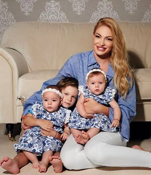 Valentina Pelinel s-a pozat cu cei trei copii ai săi