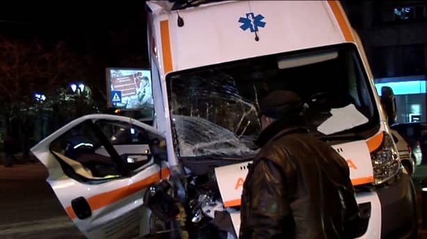 Foto. Accident grav în Bucureşti. Ambulanţa a fost spulberată de un autoturism