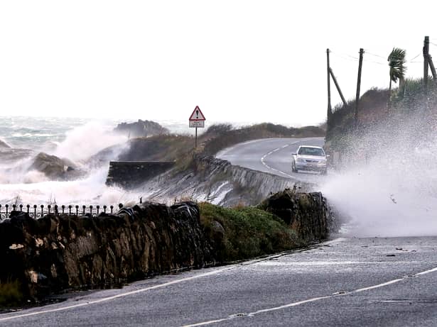 Furtuna Ophelia a ucis trei oameni în Irlanda! 120 de mii de case au rămas fără electricitate! GALERIE FOTO şi VIDEO