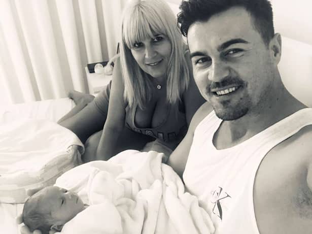 O altă poză de familie a venit în urma postării cu fiica sa. Adrian Alexnadrov s-a pozat cu Elena Udrea și cu Eva Maria în pat.