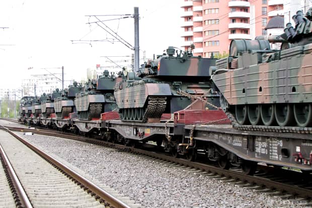 VIDEO + FOTO ŞOC! Asta e DOVADA că ne pregătim de RĂZBOI! Zeci de TANCURI şi maşini de război în România