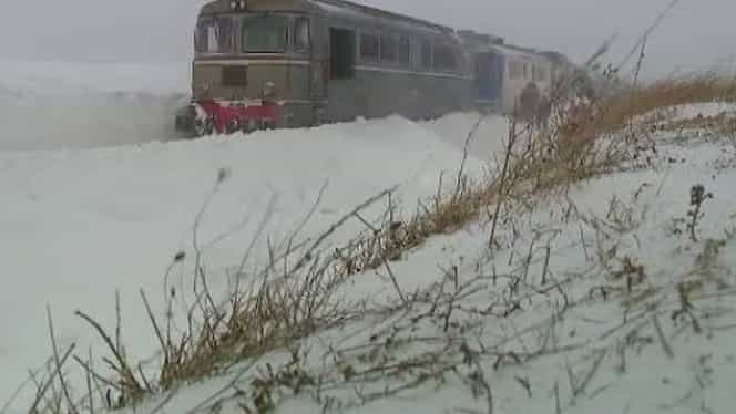 Tren cu sute de oameni a rămas blocat în câmp