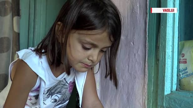 Roxana este fetița de 9 ani din Vaslui care merge zi de zi la școală fără a mânca nimic. Aceasta are o situație greu de descris acasă, din nefericire, de departe a fi ultimul caz de familie care stă într-o sărăcie lucie și se zbate de pe o zi pe alta.