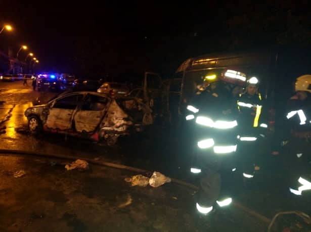 Galerie Foto! Accident grav în Bucureşti! Un om a murit, iar patru maşini au fost făcute scrum