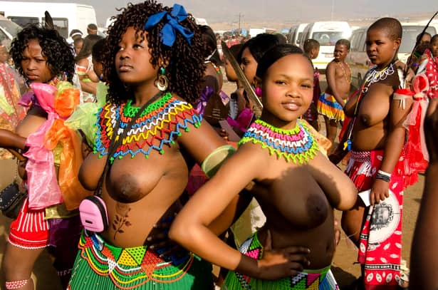 În acest trib din Africa, bărbaţii au organele sexuale de 43 de centimetri! Ajung aşa cu mult „antrenament”! Să vezi cum arată femeile lor