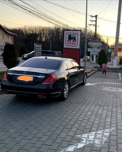 Bolidul lui Adrian Alexandrov a blocat parcarea într-un supermarket din Corbeanca