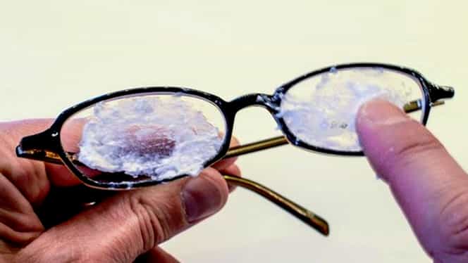 Cum scapi de zgârieturile de pe lentilele ochelarilor cu bicarbonat de sodiu