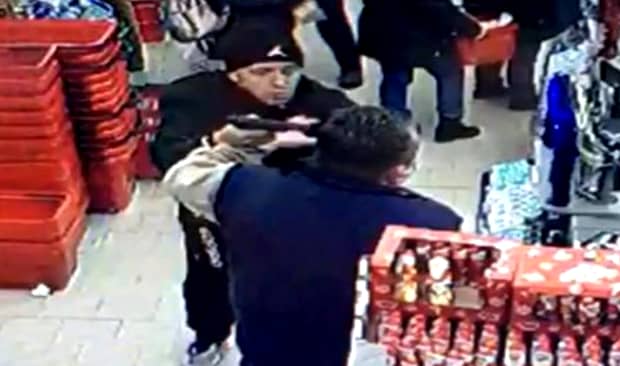 Scene incredibile într-un magazin din Timișoara! Un bărbat i-a pus pistolul la cap unui paznic. „Te omor, te împușc”. VIDEO