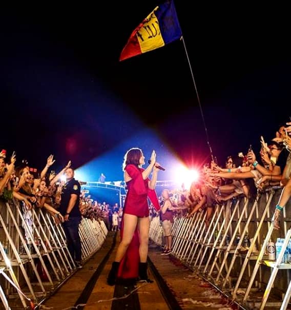 Neversea 2019. Jessie J, îmbrăcată într-o ținută creată de designeri români și cu steagul țării noastre pe piept – FOTO