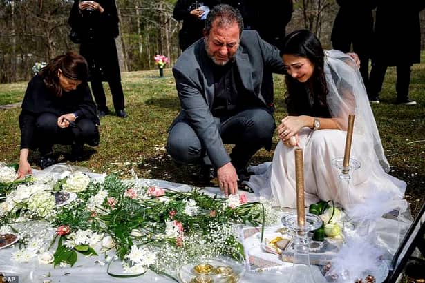 Emoționant! O mireasă a mers la mormântul iubitului în ziua în care trebuia să fie nunta lor! Bărbatul a fost ucis cu 3 săptămâni înainte