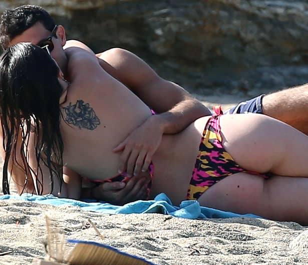 Cel mai nou cuplu din showbiz!  Când i-au văzut sărutându-se pe plajă, vecinii de cearşaf au făcut poze
