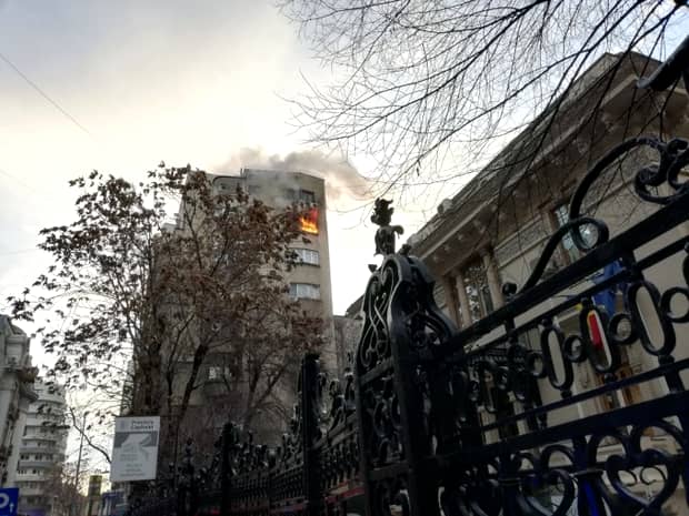 ALERTĂ! Incendiu în Capitală! Un bloc a luat foc și o persoană a murit