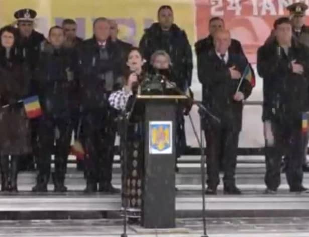 Gafă de proporții! Viorica Macovei, cântăreața de muzică populară, a uitat Imnul României. VIDEO