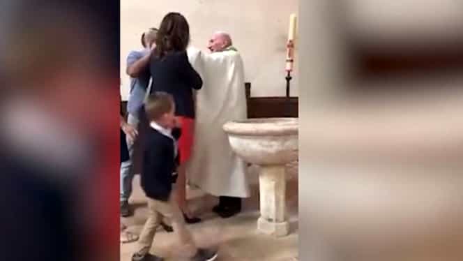 Clipe de coșmar într-o biserică. Copil de câteva luni bătut de un preot senil. VIDEO