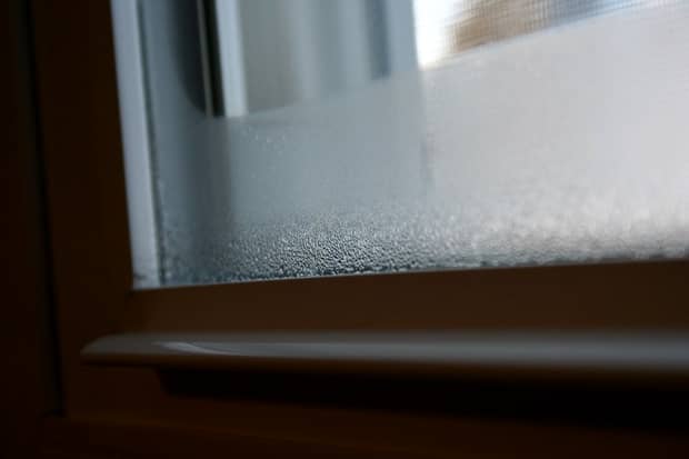 Cum scapi iarna de geamurile aburite din casă! 7 soluţii ca să înlături această problemă