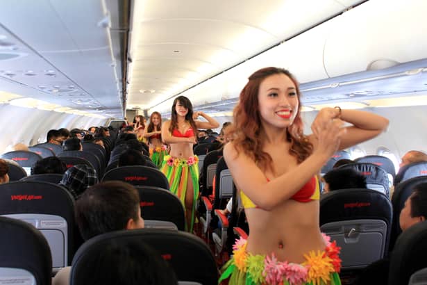 GALERIE FOTO. Stewardese în bikini. O miliardară excentrică a înfiinţat o companie aeriană pe placul tuturor bărbaţilor