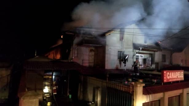 Incendiu violent la o fabrică de canapele din Târgoviște. Pericol de explozie. FOTO și VIDEO