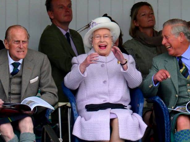 În ultimele săptămâni, regina a fost văzută purtând ochelari de soare la evenimentele publice, cum ar fi petrecerile din grădinile palatului Buckingham sau show-ul hipic regal. Suverana, în vârstă de 92 de ani, a suferit o delicată procedură pentru corectarea cataractei, la spitalul privat londonez Regele Edward al 7-lea, unde a fost tratată ca pacient de zi. Iar totul a decurs ca la carte