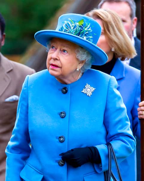 Regina Elisabeta a II-a, sprijin subtil pentru Prințul Harry. Suverana poartă o broșă primită cadou de la premierul Canadei. FOTO