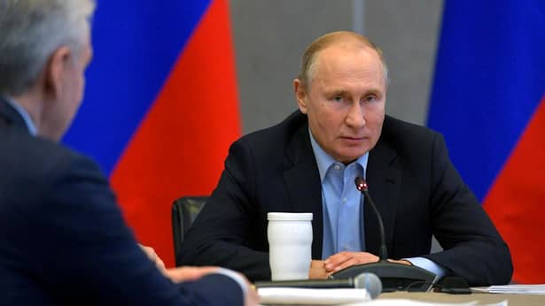 Vladimir Putin a lansat acuze la adresa lui Petro Poroşenko. Preşedintele Rusiei, stă la birou