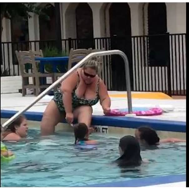Ceea ce i-a enervat pe toți a fost faptul că aceasta își clătea la fel de liniștită aparatul de ras în apa piscinei, chiar dacă la nici un metru un băiețel se juca în bazin.