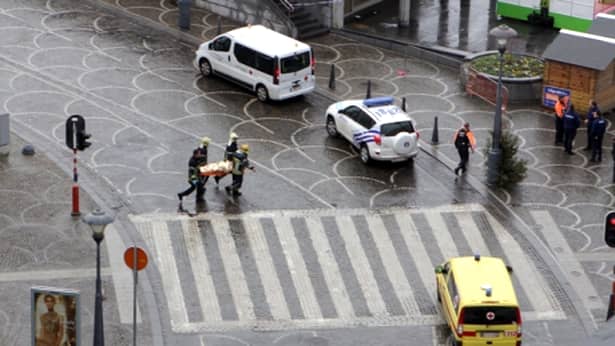 Potrivit ultimelor informaţii din presa locală, în atentatul din Belgia s-ar mai fi înregistrat doi răniţi. După intervenția forțelor de ordine, a fost ucis și atacatorul, bilanțul morților ridicându-se la patru persoane.