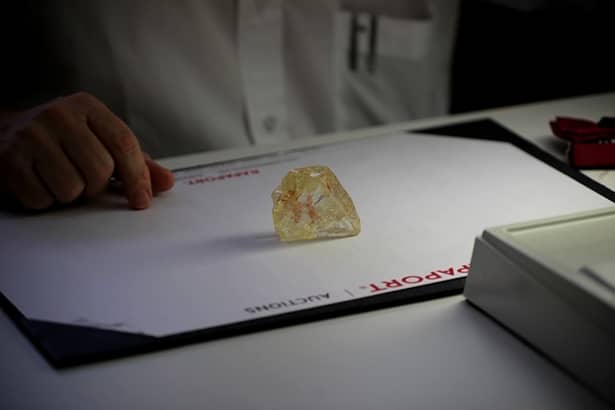 „Diamantul Păcii”, vândut cu 6,53 de milioane de dolari! Cât vor primi muncitorii care l-au descoperit!