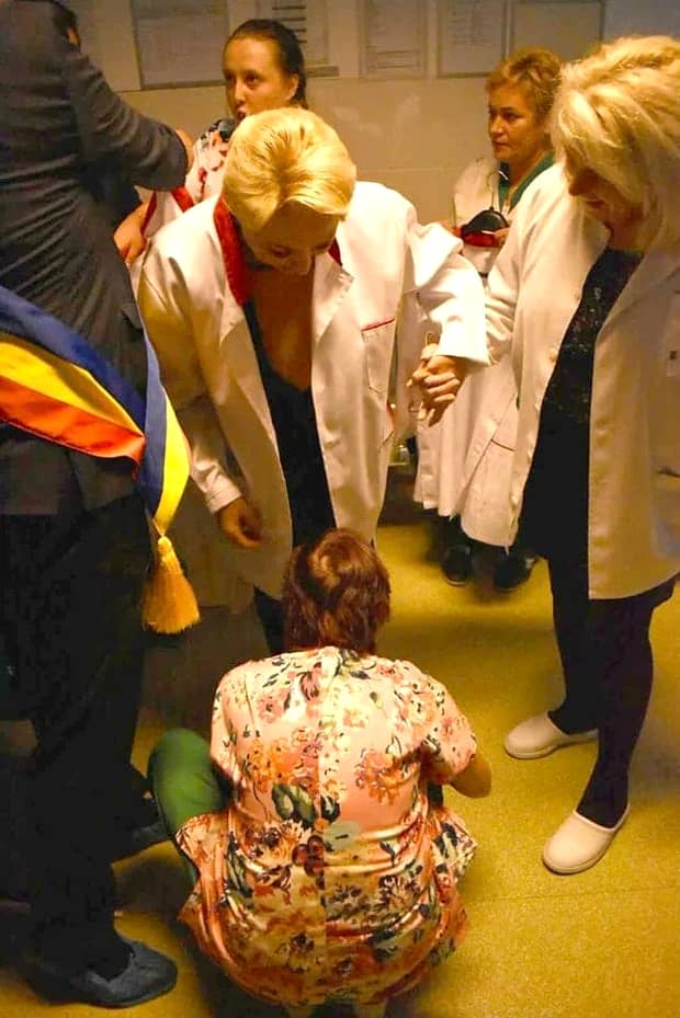 Foto controversată cu Viorica Dăncilă, de la Spitalul din Săcele. O asistentă i-a pus papucii la intrare