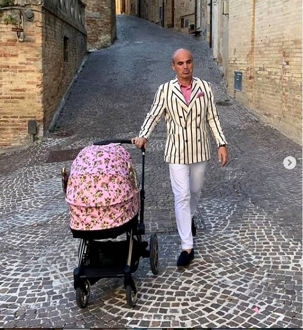 Imaginea virală cu Rareș Bogdan. Cum s-a îmbrăcat fostul realizator TV când a ieșit cu copilul la plimbare. A atras toate privirile