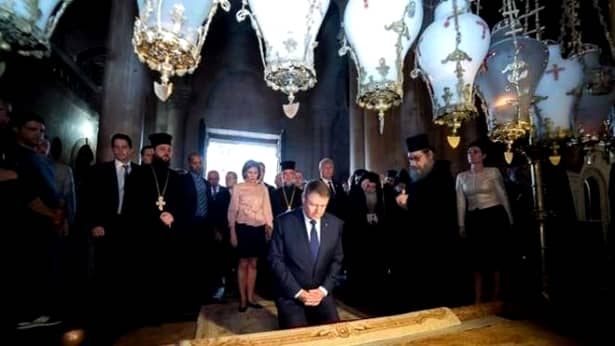 O nouă apariție controversată a lui Carmen Iohannis la biserică, duminică! Cuplul prezidențial a atras toate privirile