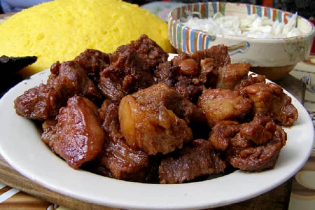 Tradiții și obiceiuri de Ignat: Pomana porcului este obligatorie! Carne proaspătă, mămăligă și țuică fiartă!