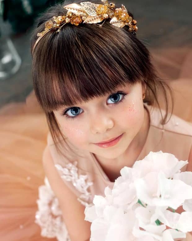 Cine este Anastasia Knyazev, cea mai frumoasă fetiţă din lume. Cum arată mama ei. FOTO