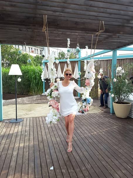 Primele imagini cu Julia Jianu, după divorţul oficial! Artista şi-a etalat silicoanele de 1 kg, alături de noul iubit