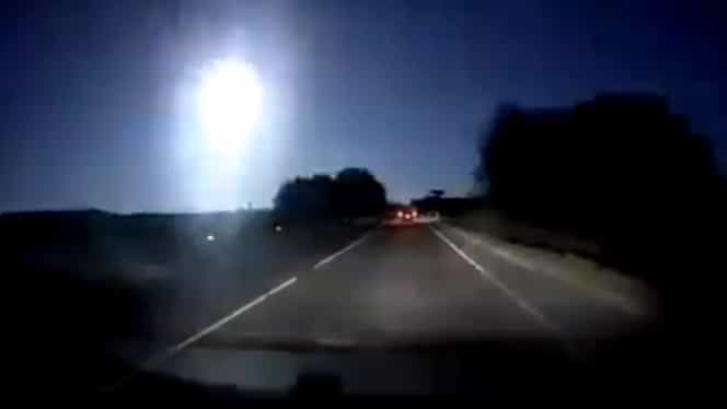 Momentul în care un meteorit aprinde tot cerul nopții. VIDEO spectaculos