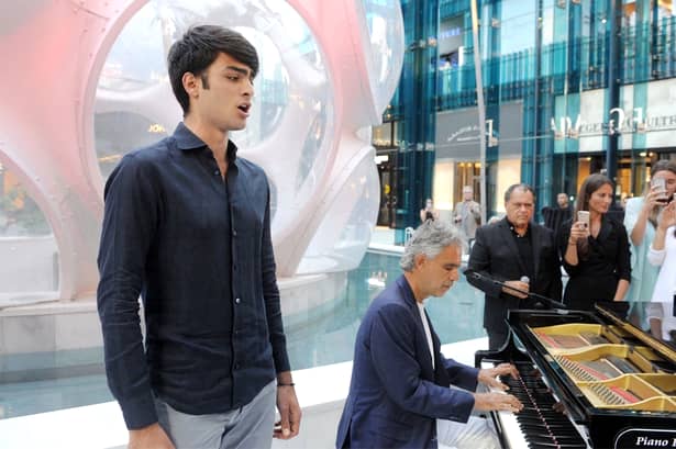 Fiul lui Andrea Bocelli, Matteo, și tatăl său au încântat multă lume prin cântecele lor