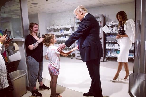 Melania Trump, rochie de 2.000 de dolari, în timpul vizitării unui spital din Ghana