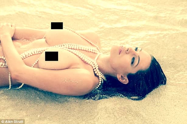 GALERIE FOTO. Un model de top a pozat nud pe plajă! Corpul a fost acoperit doar de un colier