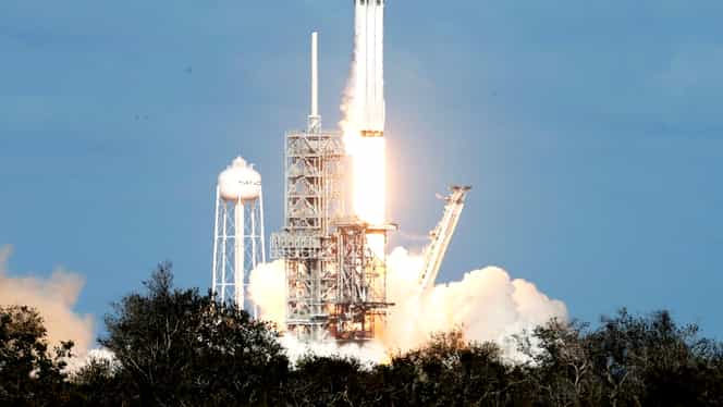 Cea mai puternică rachetă din lume a fost lansată! Propulsoarele Falcon Heavy au aterizat apoi la punct fix
