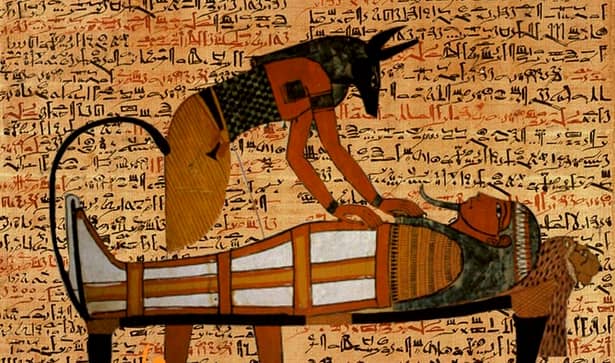 Bicarbonatul de sodiu a fost folosit de egipteni încă din antichitate în „metodolgia” de îmbălsămare și la conservarea vechilor papirusuri