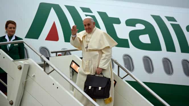 Papa Francisc, foarte aproape de tragedie! Avionul său şi-a schimbat direcţia în ULTIMUL moment