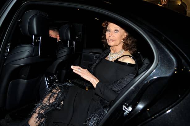 Sophia Loren, divină şi la 85 de ani. Ţinută wow la festivitatea în care a fost premiată pentru întreaga activitate. FOTO