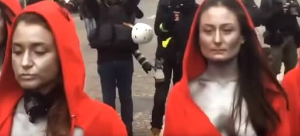 Protestul „Mariannelor”, în Franța! Zeci de tinere s-au dezbrăcat la bustul gol. FOTO