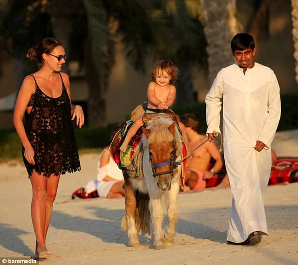 Galerie FOTO. Mamă, mamă, ce MĂMICĂ! Cît de bine arată O MILIARDARĂ a lumii! Şi-a făcut de cap pe plajă în Dubai
