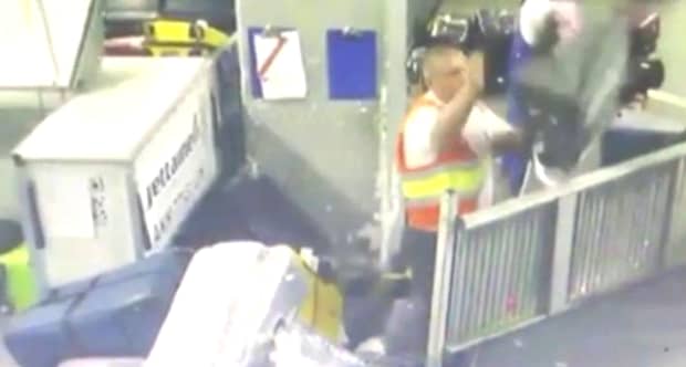 Scandal uriaș la Aeroportul Otopeni! Filmare virală cu angajați care aruncă bagajele. Reacție fermă a ministrului