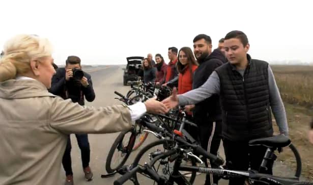 Viorica Dăncilă, surprinsă într-un mod inedit! S-a plimbat cu bicicleta pe centura Bacăului – Galerie foto