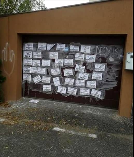 Mesaje obscene scrise pe poarta locuinţei lui Florin Iordache, după gestul său din Parlament. Foto