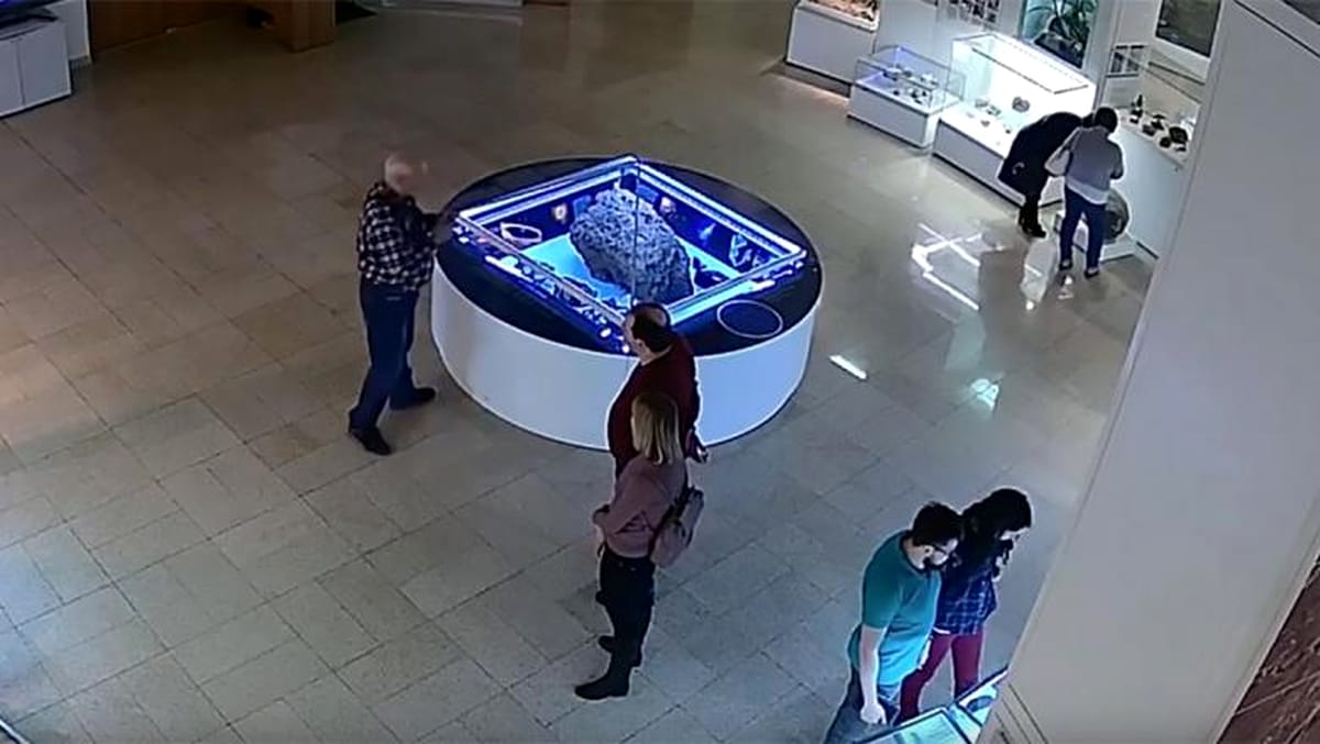 Caz Bizar In Rusia Capacul De Sticlă Care Proteja Un Meteorit